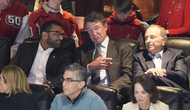 Gretzky at Blackhawks-Capitals game sees Ovechkin pull 1 goal from tying his NHL record