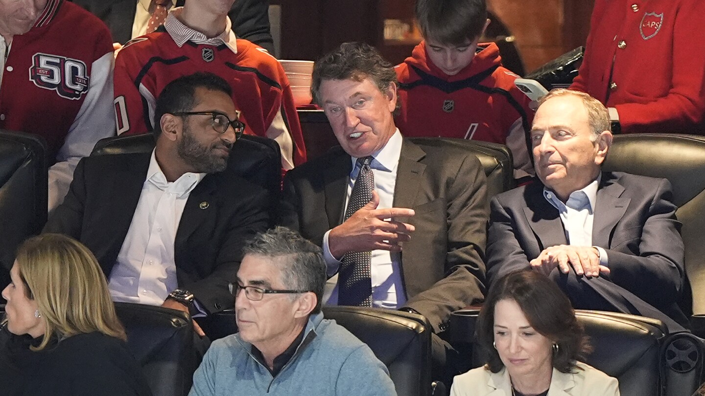 Gretzky at Blackhawks-Capitals game sees Ovechkin pull 1 goal from tying his NHL record