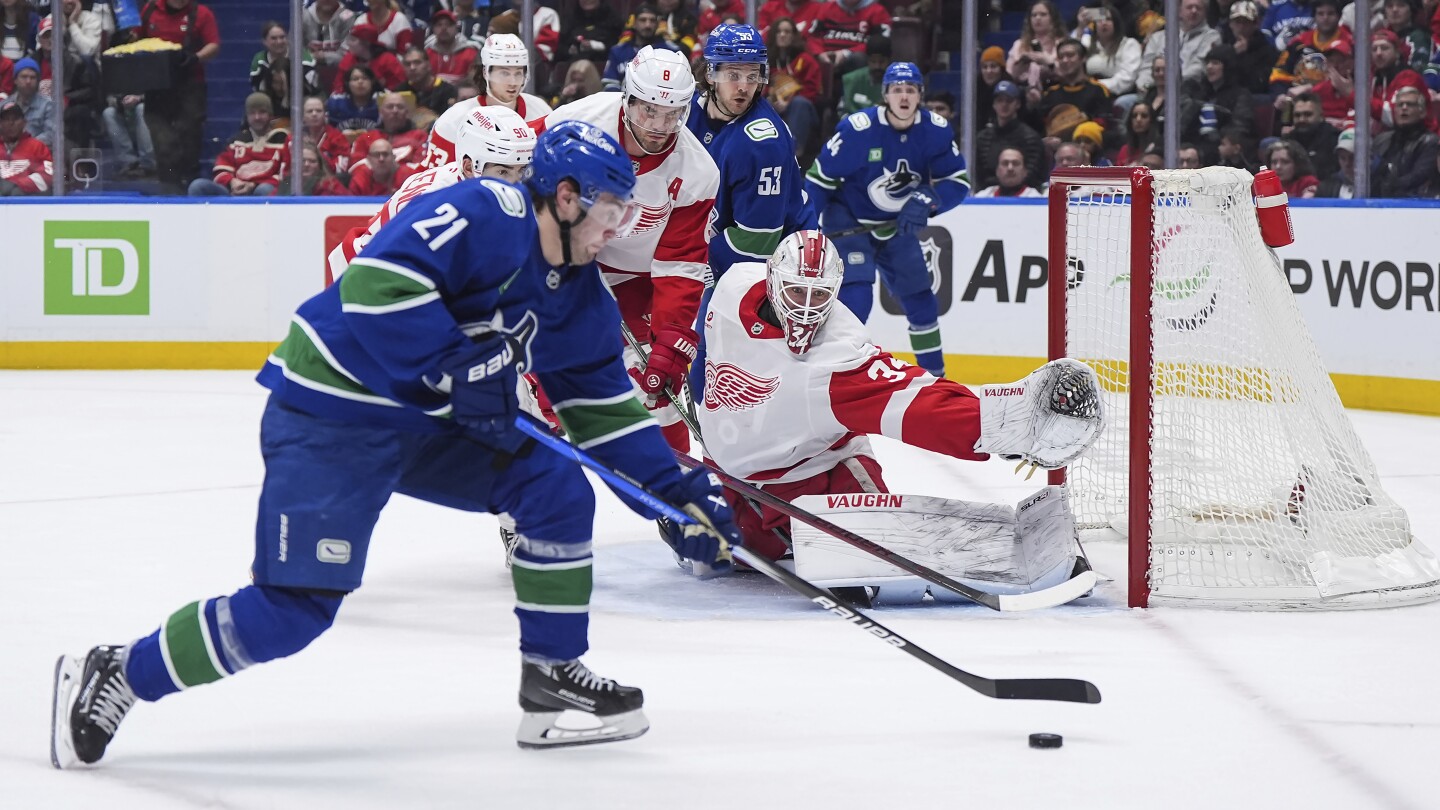 Alex DeBrincat scores in OT as Red Wings edge Canucks 3-2