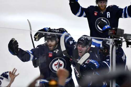 Lowry scores late in 2OT to rally Jets to 4-3 win over Blues in Game 7 to advance to 2nd round