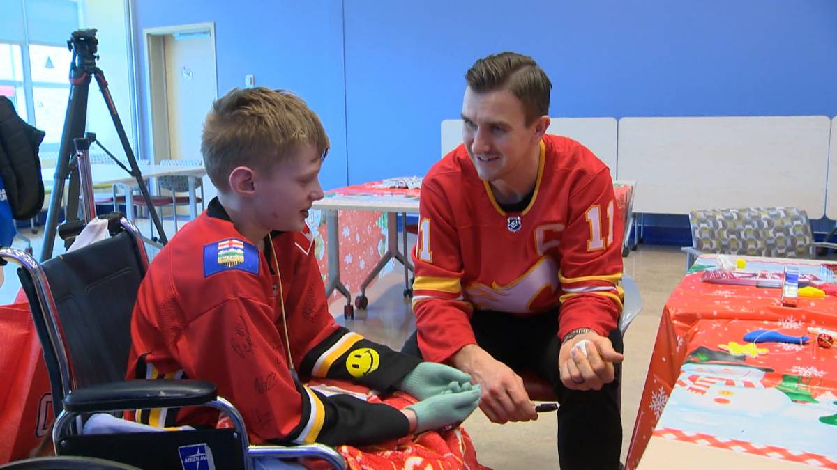 Click to play video: 'Sports superstars spread holiday cheer at Alberta Children’s Hospital'