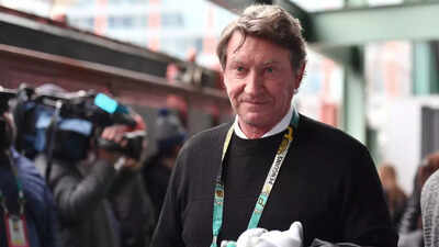 “He kept hitting”: Wayne Gretzky admits his last NHL game was “awful” as his dad kept pushing him to play one more year