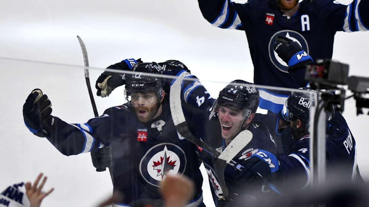 Lowry scores late in 2OT to rally Jets to 4-3 win over Blues in Game 7 to advance to 2nd round