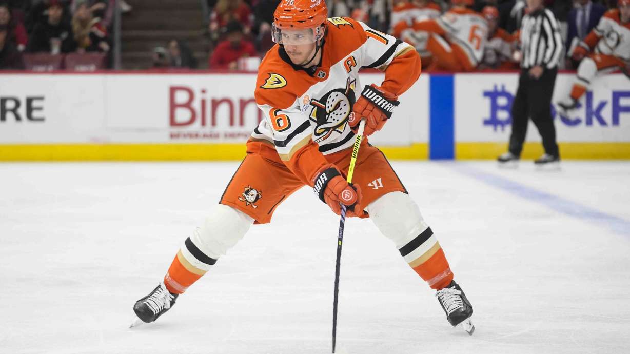 Alex Killorn helps the Ducks beat the Blackhawks 3-2 for their third straight win