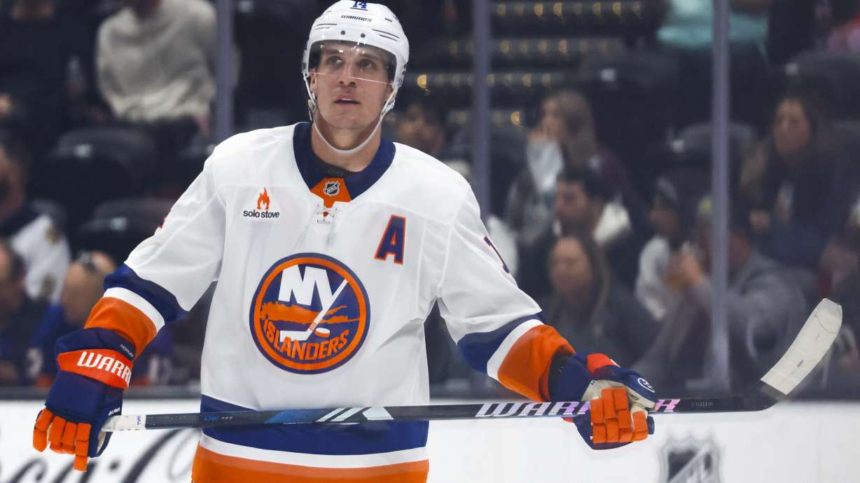 Engvall gets tiebreaking goal in Islanders' four-goal 3rd period to beat Penguins 4-2