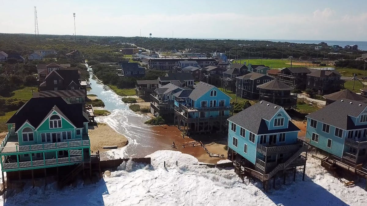 Hurricane Erin waves strike North Carolina homes: See drone footage