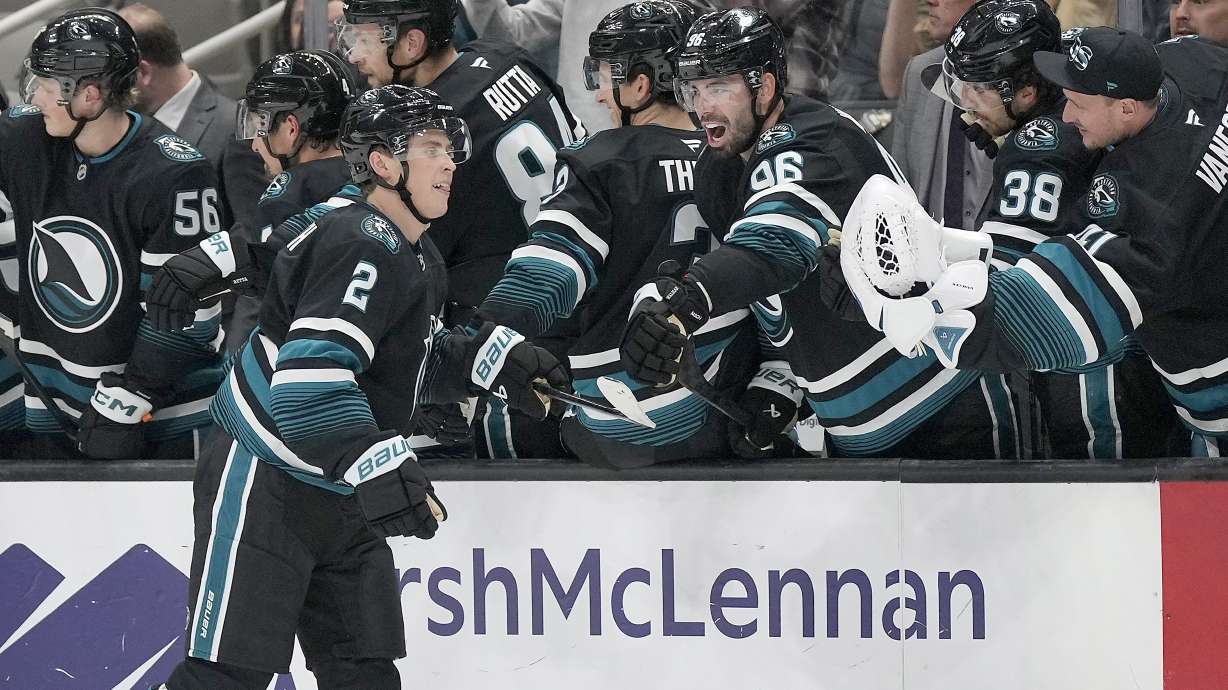 Will Smith scores twice for first NHL goals, Sharks beat Blackhawks 3-2 for third straight win