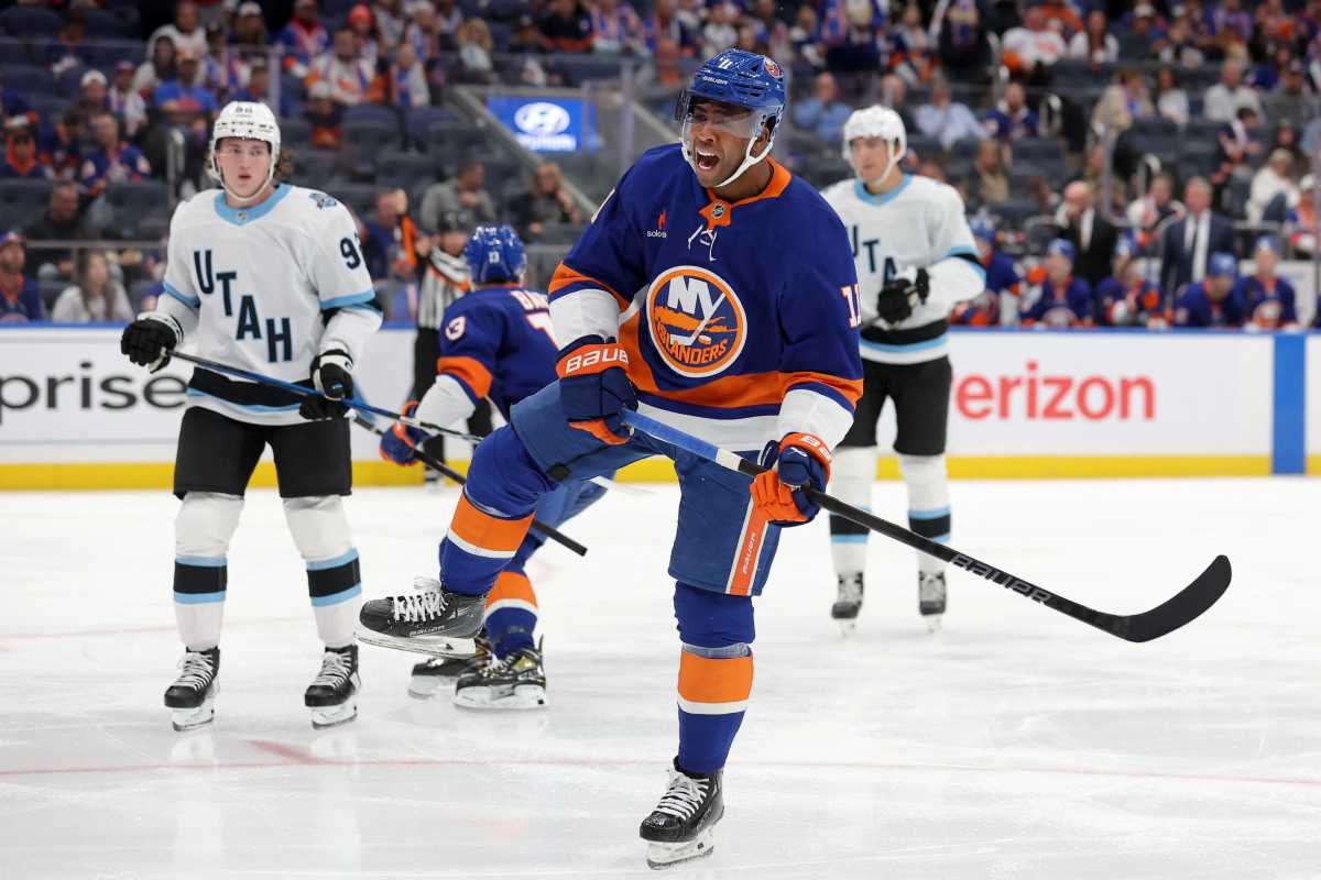 Anthony Duclair commits to Islanders after mystery absence