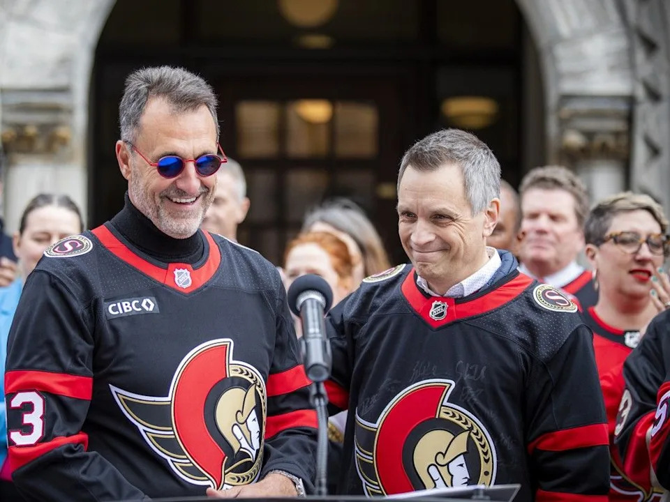  Ottawa Senators owner Michael Andlauer and Mayor Mark Sutcliffe were joined by city councillors, team staff, supporters and fans on Wednesday, April 16, 2025, to raise the Senators flag in front of Ottawa City Hall, which faces Elgin Street, temporarily renamed Sens Mile for the playoff run.