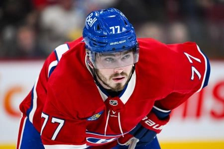 Feb 8, 2025; Montreal, Quebec, CAN; Montreal Canadiens center Kirby Dach (77) waits for a face-off against the New Jersey Devils during the second period at Bell Centre. Mandatory Credit: David Kirouac-Imagn Images Feb 8, 2025; Montreal, Quebec, CAN; Montreal Canadiens center Kirby Dach (77) waits for a face-off against the New Jersey Devils during the second period at Bell Centre. Mandatory Credit: David Kirouac-Imagn Images