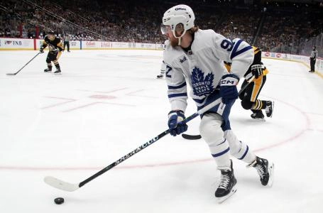 Dec 7, 2024; Pittsburgh, Pennsylvania, USA; Toronto Maple Leafs left wing Alex Nylander (92) moves the puck against the Pittsburgh Penguins during the first period at PPG Paints Arena. Mandatory Credit: Charles LeClaire-Imagn Images
