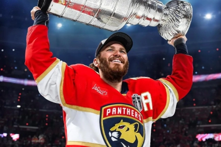 Matthew Tkachuk on the cover of NHL 26