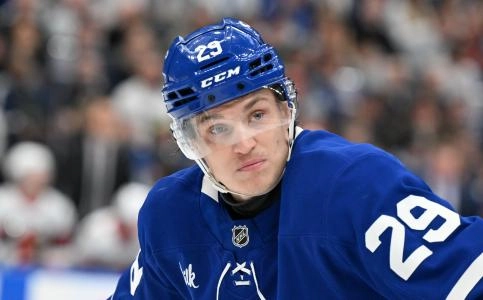 Mar 15, 2025; Toronto, Ontario, CAN; Toronto Maple Leafs forward Pontus Holmberg (29) prepares to take a face-off against the Ottawa Senators in the third period at Scotiabank Arena. Mandatory Credit: Dan Hamilton-Imagn Images Mar 15, 2025; Toronto, Ontario, CAN; Toronto Maple Leafs forward Pontus Holmberg (29) prepares to take a face-off against the Ottawa Senators in the third period at Scotiabank Arena. Mandatory Credit: Dan Hamilton-Imagn Images