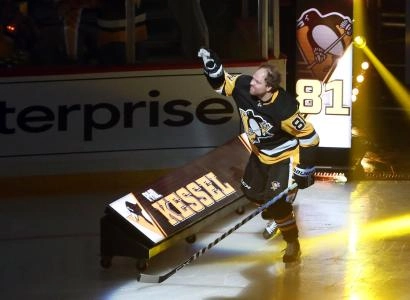 Phil Kessel salutes the crowd in Pittsburgh