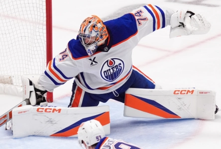 Oilers goaltender Stuart Skinner makes a save Oilers goaltender Stuart Skinner makes a save