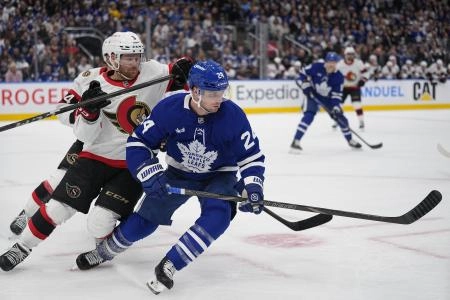 Scott Laughton and Ottawa Senators defenseman Nick Jensen battle for position