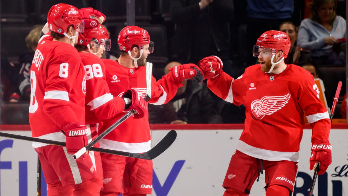 Red Wings stay alive in playoff chase, down Hurricanes