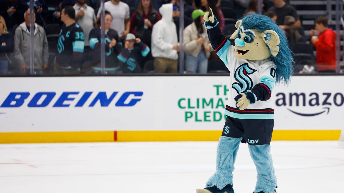 Kraken's Buoy, John Hayden interrupted by bear during filming