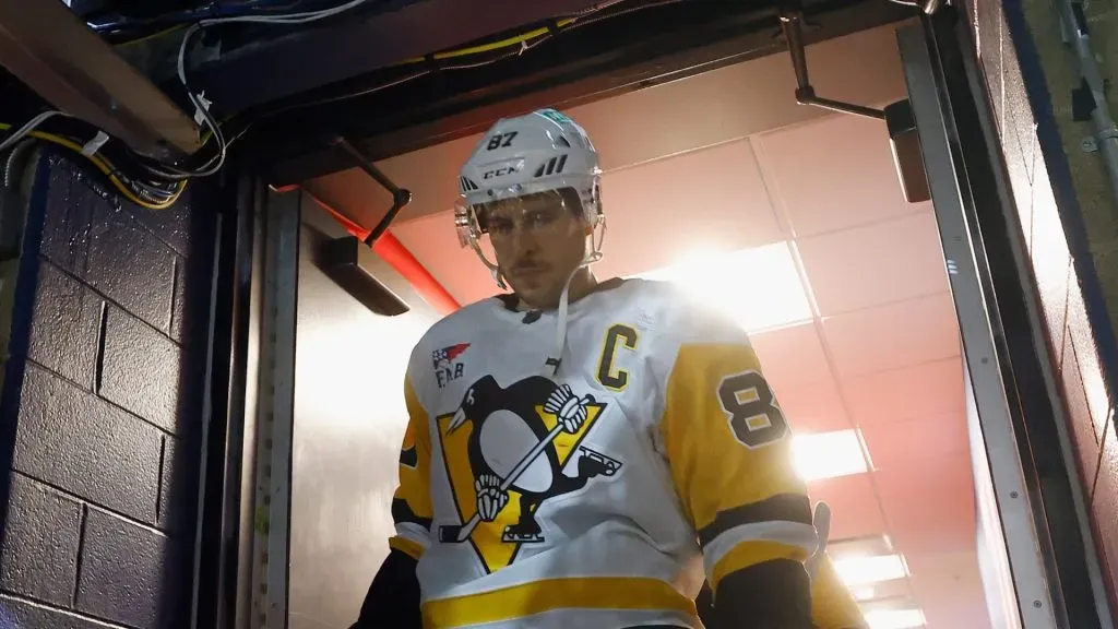Sidney Crosby walks down the tunnel