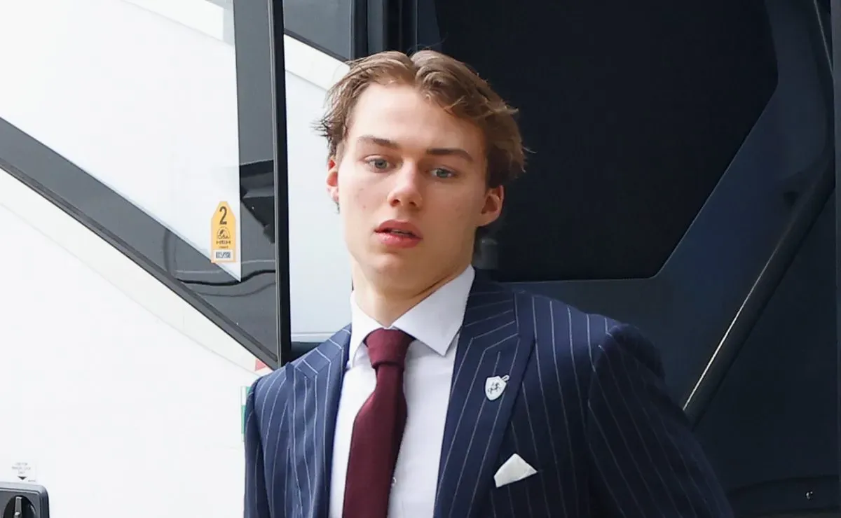 Connor Bedard's record-setting Blackhawks teammate reportedly poised to shock Auston Matthews, Matthew Tkachuk