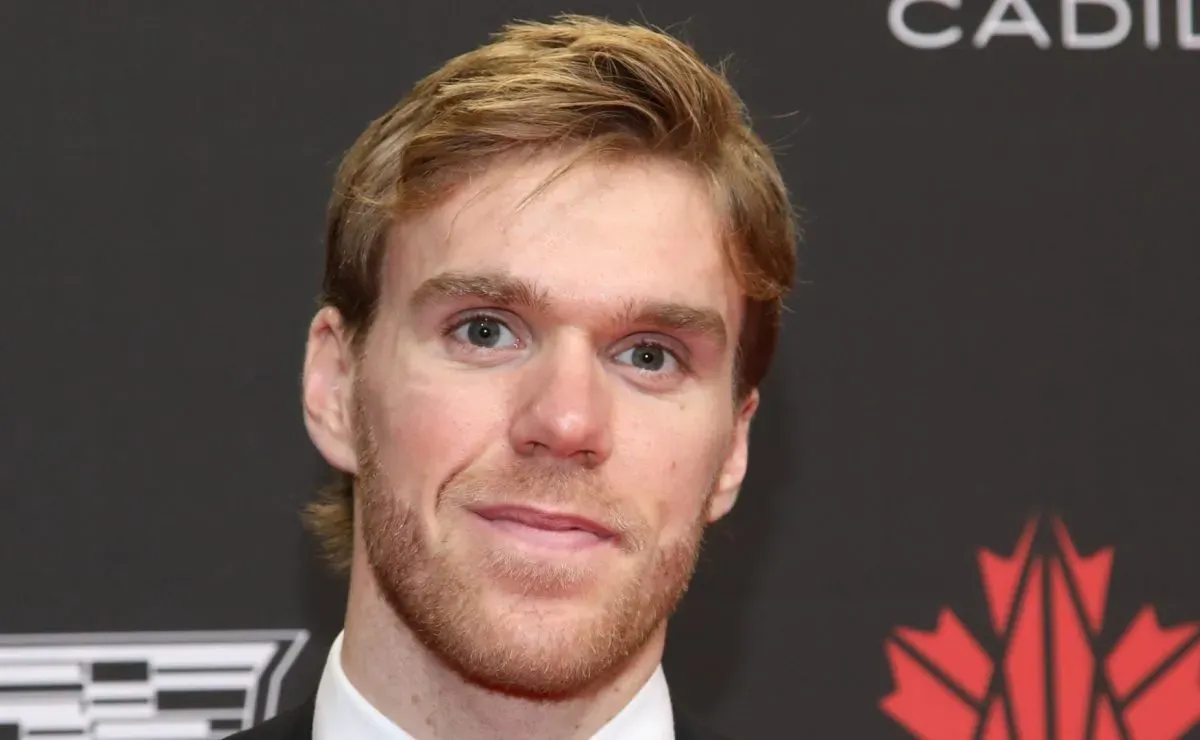 Connor McDavid only needs two words to describe playing with Sidney Crosby