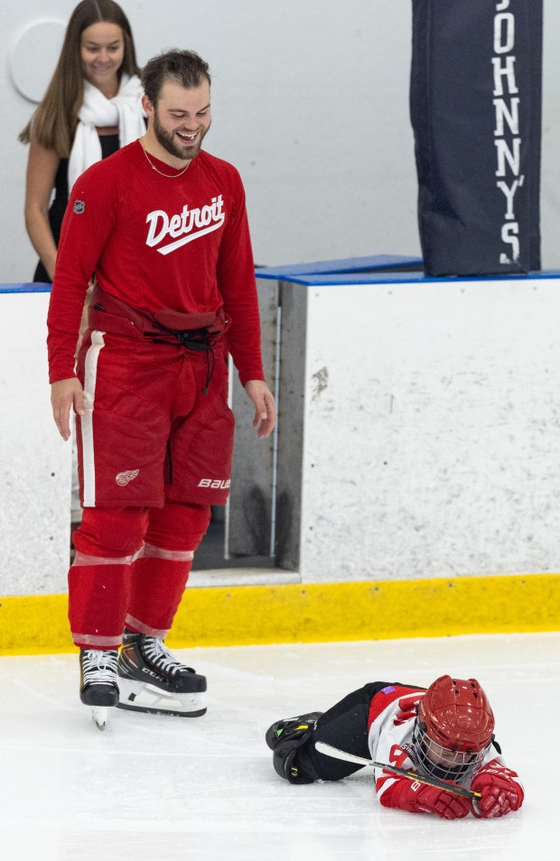 Detroit Red Wings rigth wing Alex DeBrincat laughs at his son Archie DeBrincat after he fell on the ice during Patrick Kane Day Friday, Aug. 8, 2025 at Johnny's Ice House West in the United Center neighborhood of Chicago. DeBrincat is Kane's teammate and came to the event with him.(Dominic Di Palermo/Chicago Tribune)