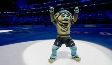 Video captures moment Seattle Kraken mascot is chased by bear – NBC Los Angeles