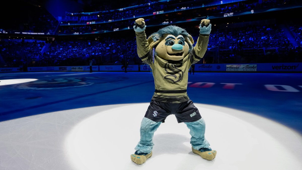 Video captures moment Seattle Kraken mascot is chased by bear – NBC Los Angeles