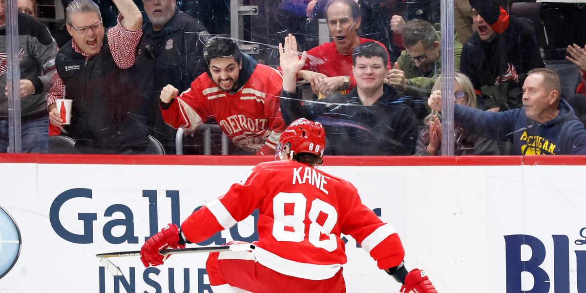 Patrick Kane scores go-ahead goal and Red Wings down Flyers 6-4
