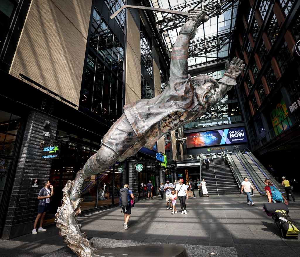 Bobby Orr scores again in reader poll