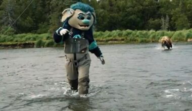 Watch: Seattle Kraken mascot has close-call with charging brown bear