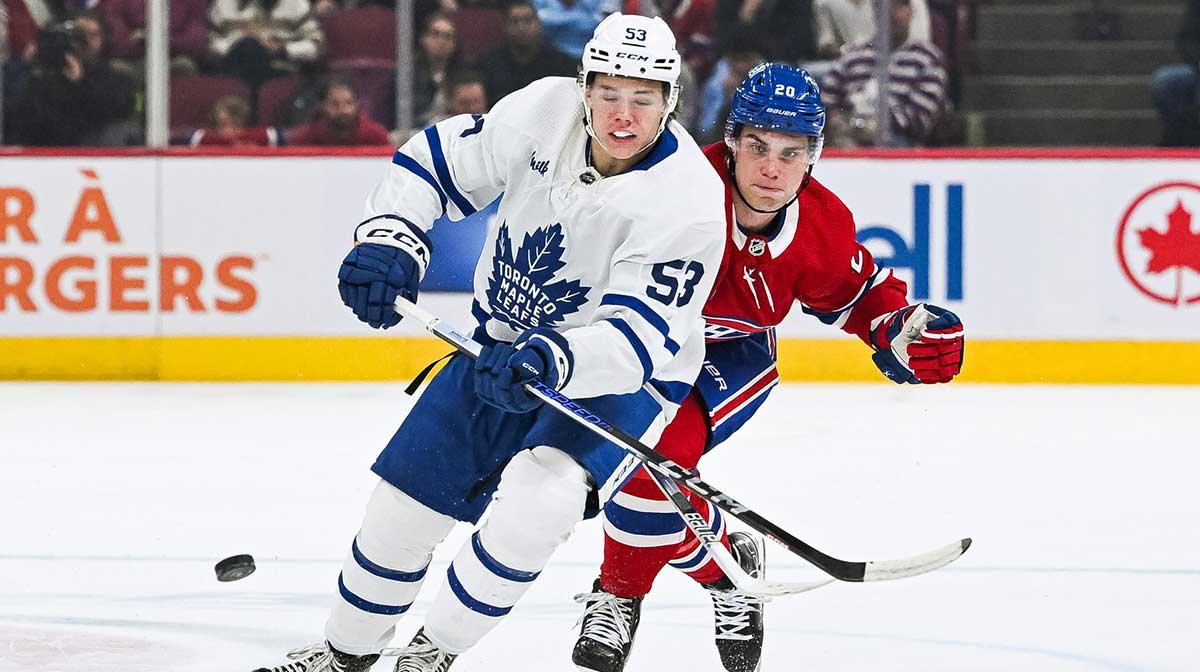 Toronto Maple Leafs right wing Easton Cowan (53) plays the puck against Montreal Canadiens left wing Juraj Slafkovsky (20) during the first period at Bell Centre. 