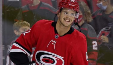 Rod Brind'Amour lance la serviette avec Jesperi Kotkaniemi