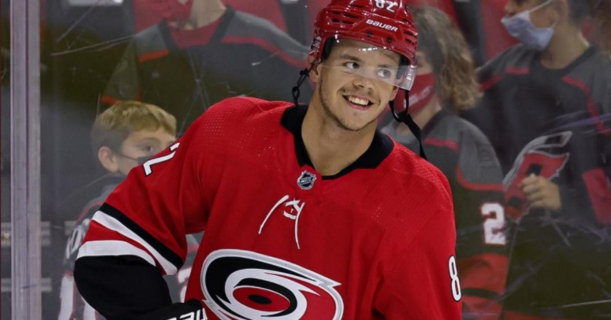 Rod Brind'Amour lance la serviette avec Jesperi Kotkaniemi