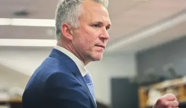 Frissons dans la chambre: Martin St-Louis livre un discours à Arber Xhekaj