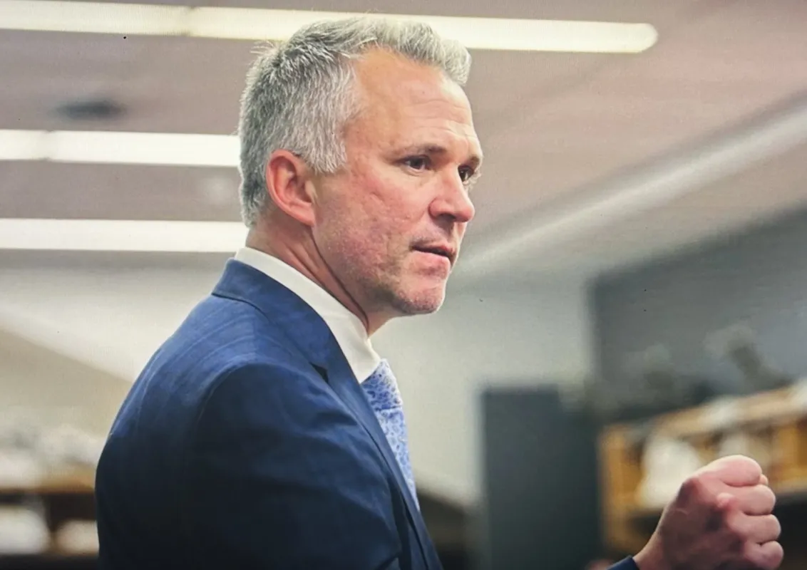 Frissons dans la chambre: Martin St-Louis livre un discours à Arber Xhekaj