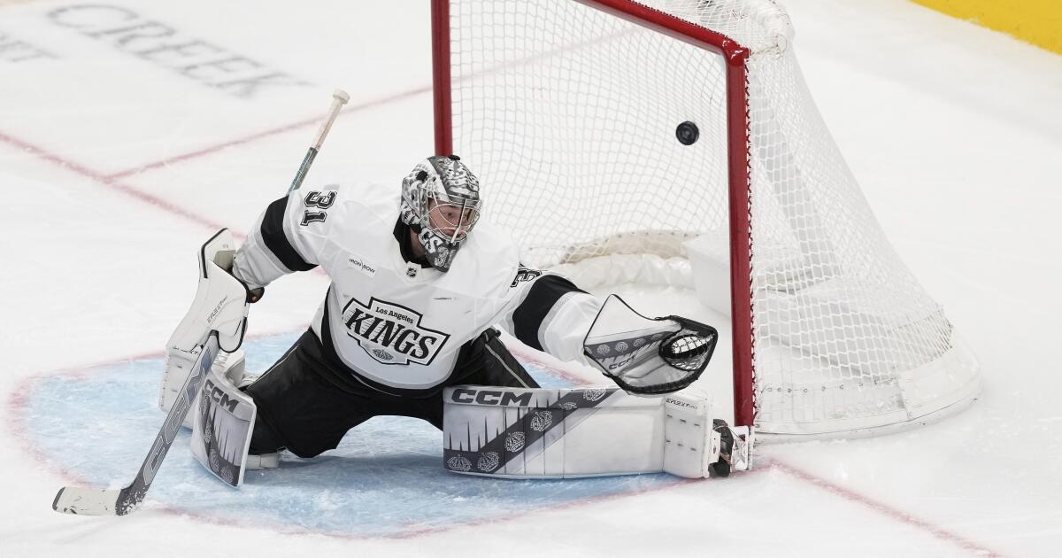 Sharks score six unanswered goals in rout of Kings