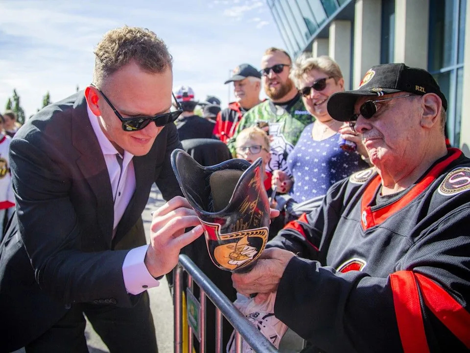 Brady Tkachuk was a fan favourite on the red carpet as he took time to sign countless autographs and pose for photographs Sunday. Tkachuk signed John Kirk’s prosthetic leg on the red carpet.
