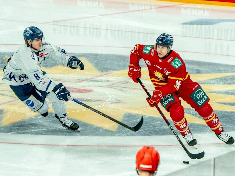 Josh Samanski, left, No. 8 with the DEL Straubing Tigers battles Kyle Cumiskey, No. 16 with DEG on Jan. 10, 2025 at the PSD-BANK Dome in Dusseldorf, Germany. IMAGO/Maximilian Koch via
