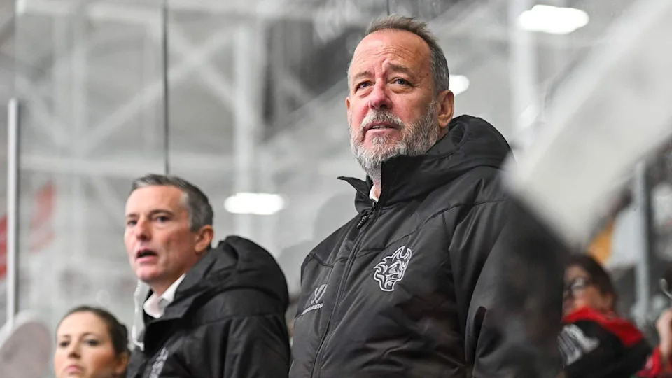 Paul Thompson on the Cardiff Devils bench