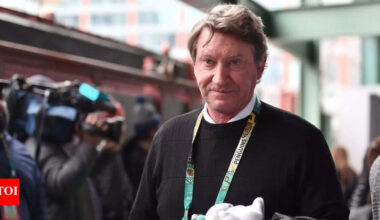 How Wayne Gretzky inspired a generation of female hockey players and transformed the sport forever | NHL News