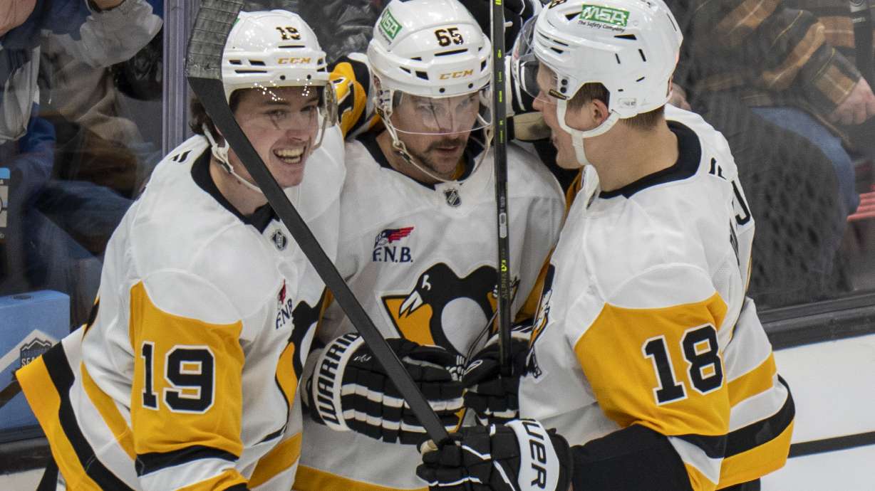 Sidney Crosby scores in 4th straight game in the Penguins' 3-0 victory over the Predators