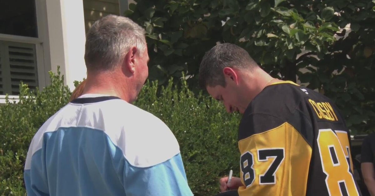 Sidney Crosby, Penguins teammates deliver special packages to season tickets holders