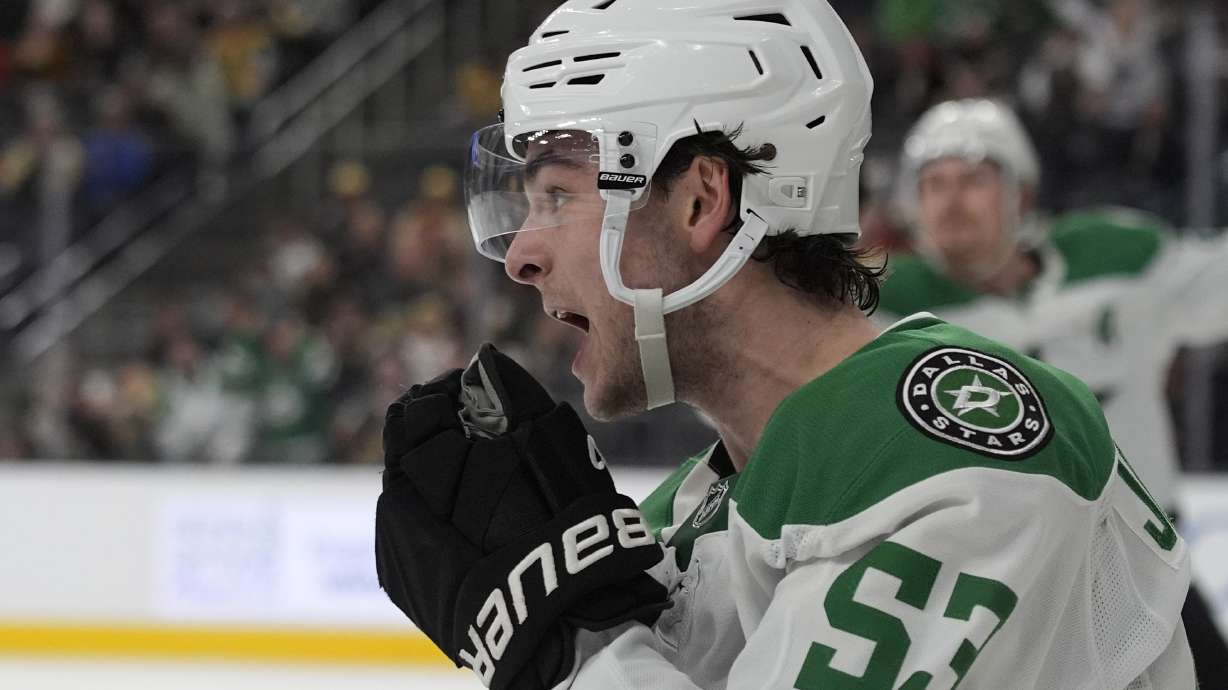 Casey DeSmith stops 31 shots to lead the Stars to a 4-2 win over the Devils