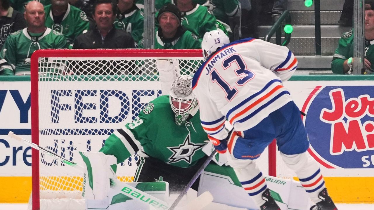 Stars goalie Oettinger hopes to laugh about how last season ended. Former coach DeBoer has 1 regret