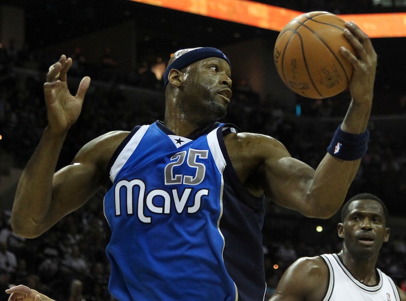 Dallas' Erick Dampier in action during the Dallas Mavericks San Antonio Spurs Game 3 of the...