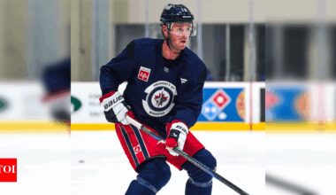 Winnipeg Jets fans finally get first look of Jonathan Toews against Edmonton Oilers | NHL News