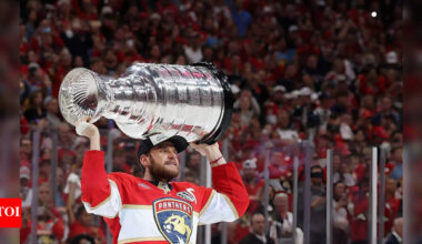 Florida Panthers captain Aleksander Barkov out for season after serious knee injury | NHL News