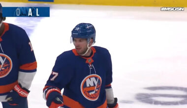 Tyreek Hill carted off field with gruesome leg injury