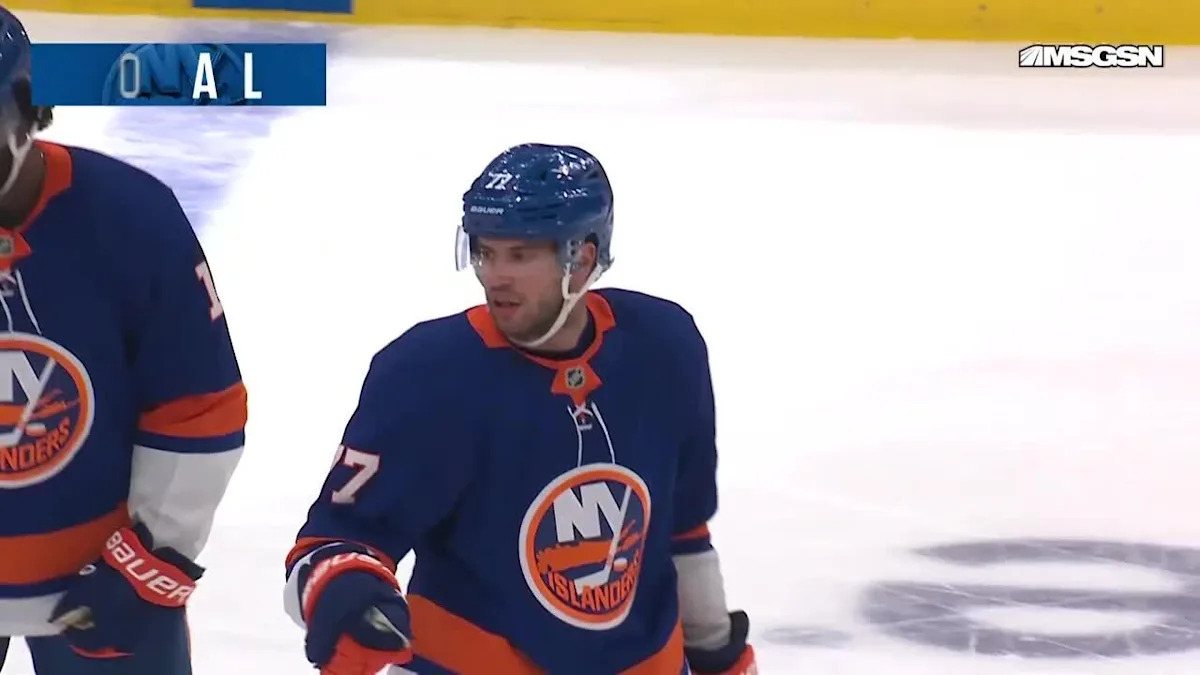 Tyreek Hill carted off field with gruesome leg injury